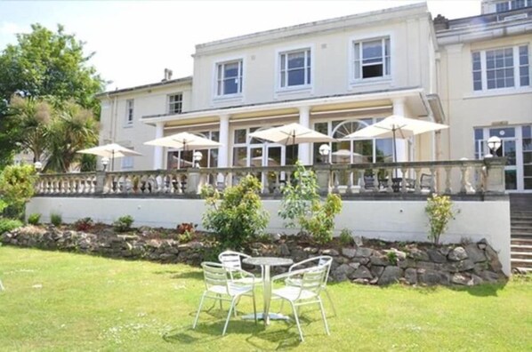 Outdoor dining - Lincombe Hall Hotel (Torquay)