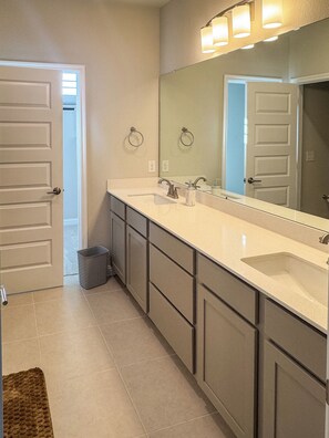 Shower, towels, soap, toilet paper - Centrally located, beautiful new home (Austin)