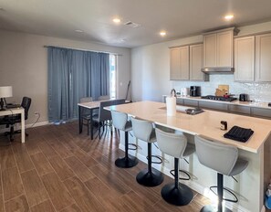 Private kitchen - Centrally located, beautiful new home (Austin)