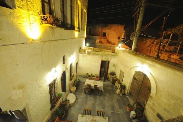 Outdoor dining - Kardesler Cave Hotel (Ürgüp)