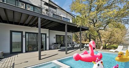 Spacious Luxury Lake Travis Retreat-Heated Pool, Spa, Gym, Basketball-Sleeps 16