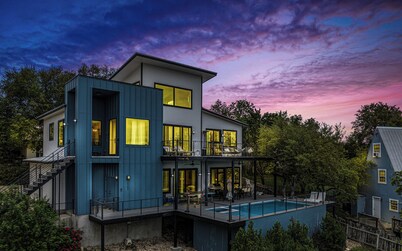 Spacious Luxury Lake Travis Retreat-Heated Pool, Spa, Gym, Basketball-Sleeps 16