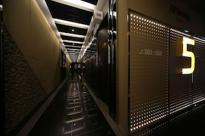 المنشأة من الداخل