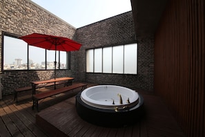 مغطس سبا خارجي