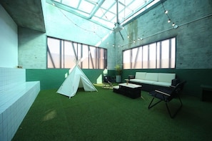 المنشأة من الداخل