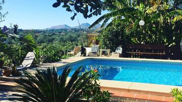 Hồ bơi ngoài trời