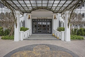 Exterior detail - Le Thatluang D oR by D Varee (Vientiane)