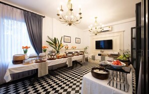 Dining - Le Thatluang D oR by D Varee (Vientiane)