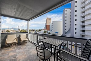Outdoor dining - Regatta 204 C 2BD, 2BA Condo Gulf Shores (Gulf Shores)