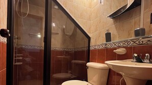 A bathroom with a toilet, sink, and shower area. - Perfect 4-bedroom house for 12 pp in Envigado/ Medellín with Jacuzzi and rooftop (Envigado)
