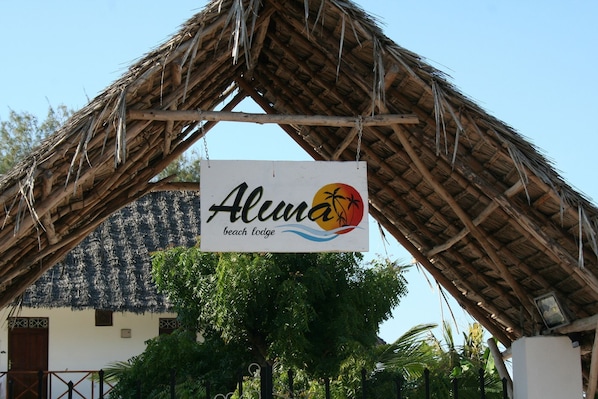Exterior detail - Aluna Beach Lodge (Nungwi)