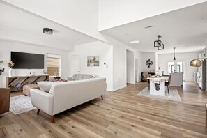 Una televisión, un reproductor estéreo