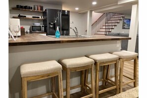 Microwave, stovetop, dishwasher - Cozy Colorado Getaway (Colorado Springs)