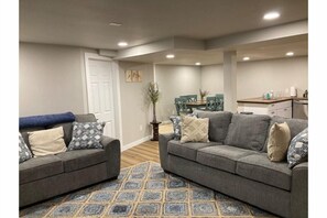 TV, fireplace - Cozy Colorado Getaway (Colorado Springs)