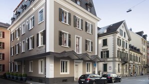 A multi-story building with a sign indicating it is a guest house. - Fred Guest House Zurich Hauptbahnhof (Zürich)