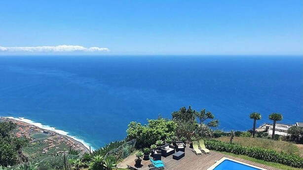 A coastal view with a pool area and lounge chairs overlooking the ocean. - Quinta São Lourenço - Casa Frente | Sunset - Pool - Seaview (FAJÃ DA OVELHA)