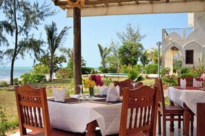 Outdoor dining - Villa Serenity (Jambiani)