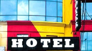 Ein Gebäude mit einem großen Schild, auf dem in Fettschrift "HOTEL" steht.