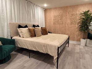 1 dormitorio, escritorio, tabla de planchar con plancha y wifi