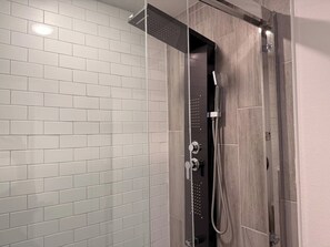 Shower, hair dryer - Downtown Dallas Hideaway W Free Parking Sleeps 4 Guests (Dallas)