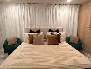 1 bedroom, desk, iron/ironing board, WiFi