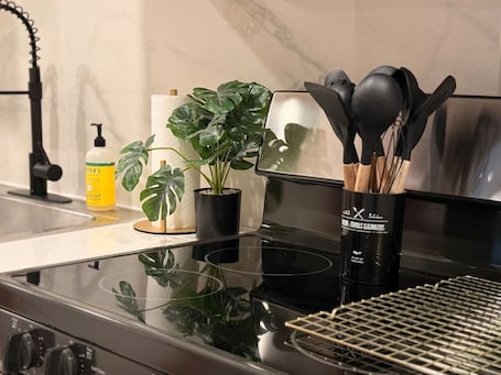 Downtown Dallas Hideaway | Free Parking | 4 Guests