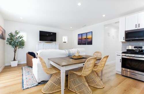 Cozy 2-bedroom cottage near East Beach!