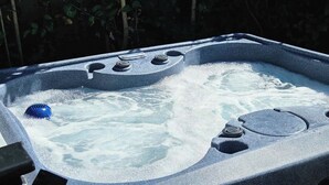 Ein Whirlpool mit mehreren Düsen und einem blauen Gegenstand, der im Wasser schwimmt.