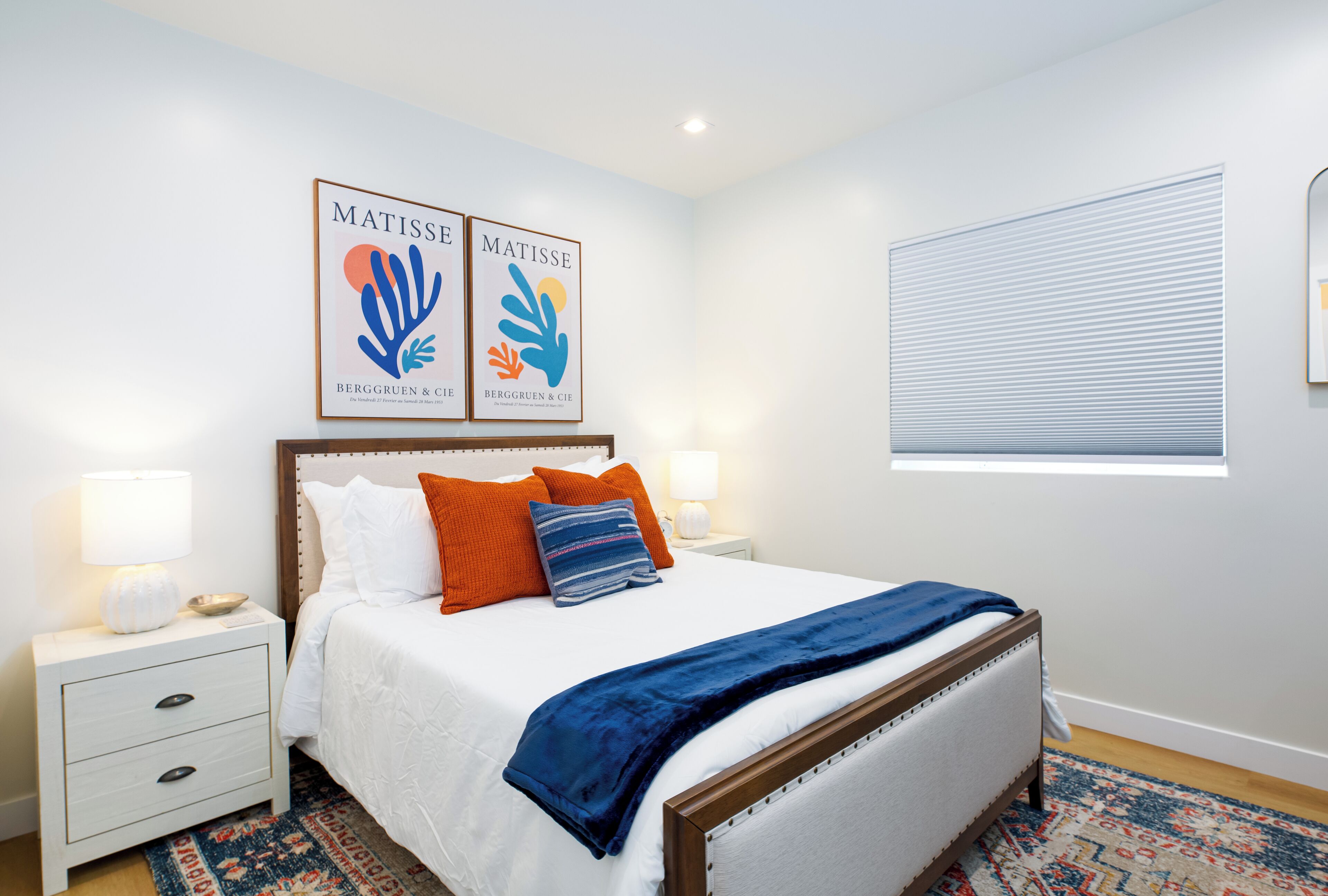 Een strijkplank/strijkijzer, internet, beddengoed