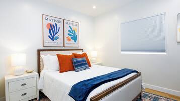 Een strijkplank/strijkijzer, internet, beddengoed