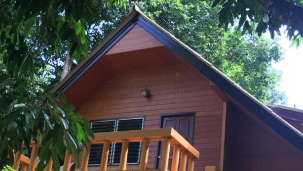 A wooden house with a balcony. - Banhalawee (Phang Nga)