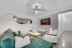 TV - Peaceful 2BR Flat |Near Becontree Stn.|Family|ST (Greater London)