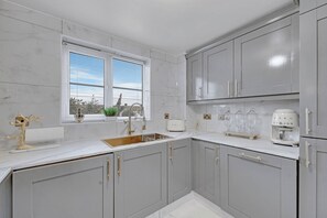 Fridge, microwave, oven, stovetop - Peaceful 2BR Flat |Near Becontree Stn.|Family|ST (Greater London)
