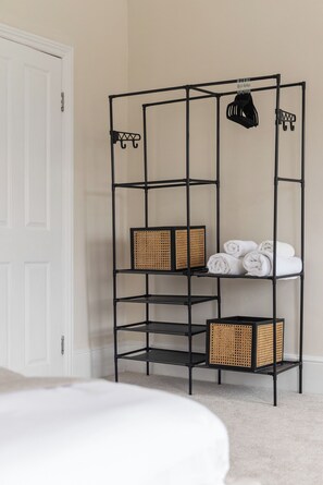 5 Schlafzimmer, Bügeleisen/Bügelbrett, kostenloses WLAN, Bettwäsche