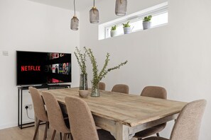 Dining - Lively 5 BR property in Harlesden | Families | ST (Greater London)