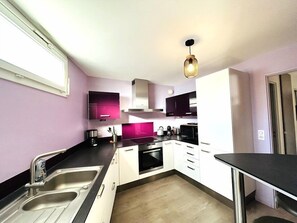 Fridge, microwave, cookware/dishes/utensils - Very beautiful 4-person apartment, sea view, beaches 30m away (PLOEMEUR)