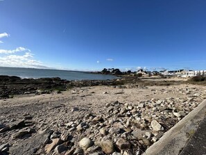 Beach nearby - Very beautiful 4-person apartment, sea view, beaches 30m away (PLOEMEUR)