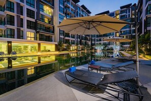 Una piscina al aire libre