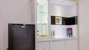 A kitchen with a black refrigerator, a glass display cabinet, and a chalkboard menu. - Cloud Home (Luodong)