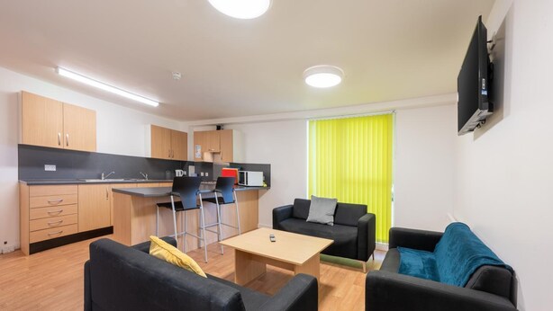A compact living space with a kitchenette, a dining area, and seating arrangements. - Cityheart Fort William- Campus Accommodation (Fort William)
