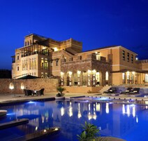 Un hotel grande de varios pisos con zona de piscina.