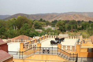 Outdoor dining - Hotel Juna Mahal (Sawai Madhopur)