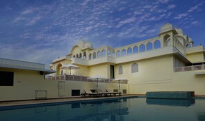 Outdoor pool - The Tigress Spa and Resort (Sawai Madhopur)