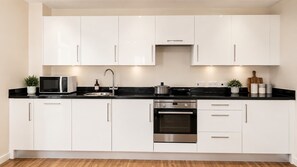 Réfrigérateur, four à micro-ondes, un four, surface de cuisson