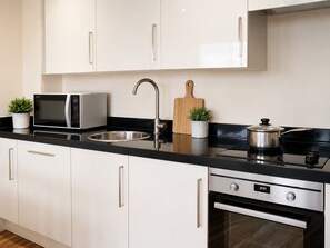 Réfrigérateur, four à micro-ondes, un four, surface de cuisson