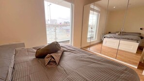 Escrivaninha, ferros/tábuas de passar roupa, Wi-Fi, roupa de cama