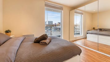 Desk, iron/ironing board, WiFi, bed sheets