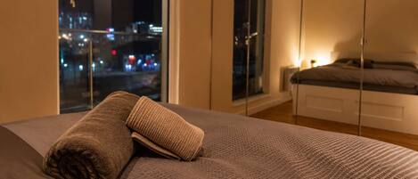 Desk, iron/ironing board, WiFi, bed sheets