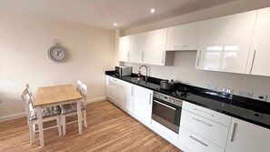 Een koelkast, een microgolfoven, een oven, een kookplaat