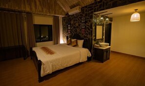 A bedroom with a bed, a mirror, a sink, and a window. - Mai Chau Nature Lodge - Hostel (Mai Chau)